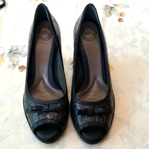 Nurture Embossed LEATHER Peep Toe Heels Size 7 M Made in Brazil - Picture 1 of 16